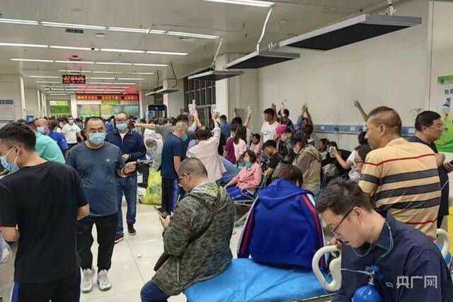 9月2日晚，内蒙古医院的门诊人满为患（央广网发受访对象供图）