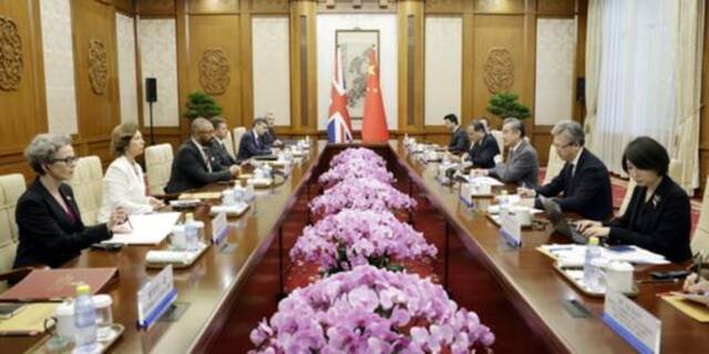 8月30日，克莱弗利一行与中国外长王毅进行会晤图：外交部网站