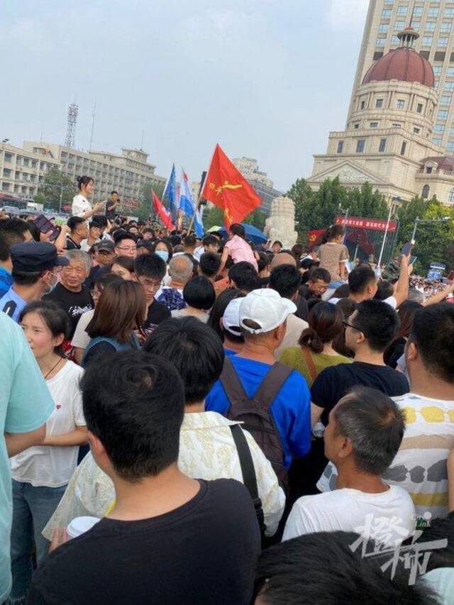 天津大爷已经没空跳水了：每天都在劝退年轻人，最近救上来好几个