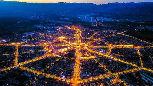 这是新疆特克斯县“八卦城”夜景（2019年8月12日无人机拍摄）。新华社记者胡虎虎摄
