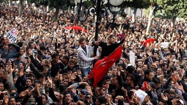2011年1月14日，人们在突尼斯市抗议独裁者本-阿里图源：路透社