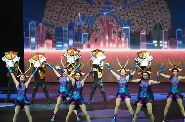 9月5日，演员在上海迪士尼乐园“疯狂动物城”园区揭晓仪式上表演。新华社记者任珑摄