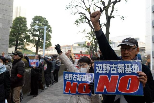 2016年12月20日，在日本首都东京，民众在日本最高法院外抗议判决结果。新华社记者马平摄