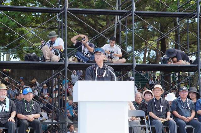 2016年6月19日，在日本冲绳县首府那霸市一座公园内，时任冲绳县知事翁长雄志（前）发表讲话。新华社记者沈红辉摄