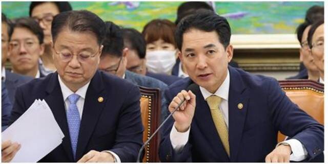 韩国国家报勋部部长朴敏植（右）资料图图源：韩媒