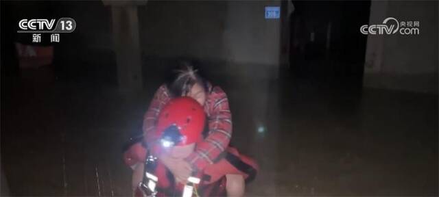 福建莆田仙游县强降雨持续 救援人员紧急转移被困群众