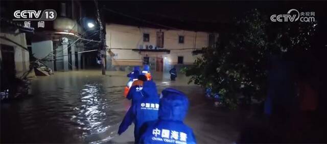 福建莆田仙游县强降雨持续 救援人员紧急转移被困群众