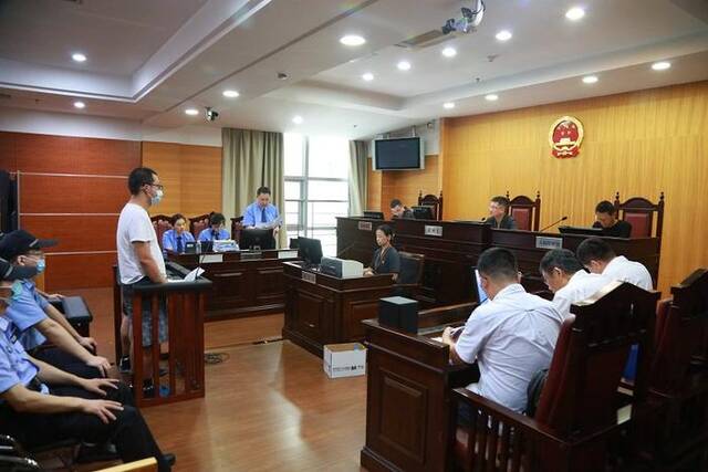 7月25日,法院对洪某、孙某涉嫌非国家工作人员受贿、职务侵占案开庭审理。