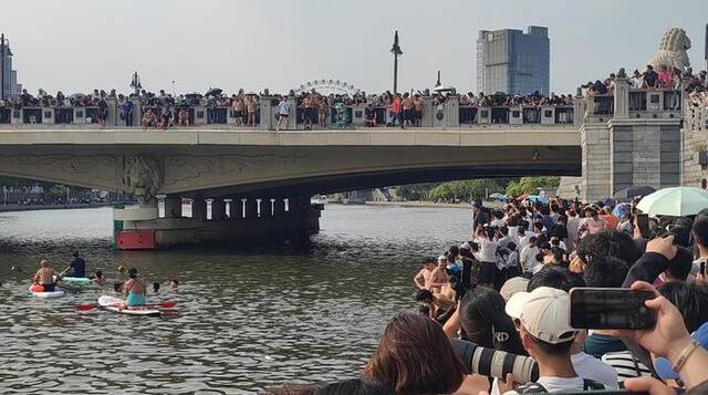 9月2日，天津海河狮子林桥上，一些人“跃跃欲试”。新华社记者孙凡越摄