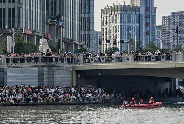 9月2日，天津有关部门增加的水上救援力量在河道巡航。新华社记者孙凡越摄