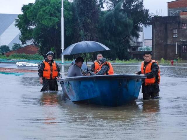 台风“海葵”来袭，人民子弟兵闻令出击！