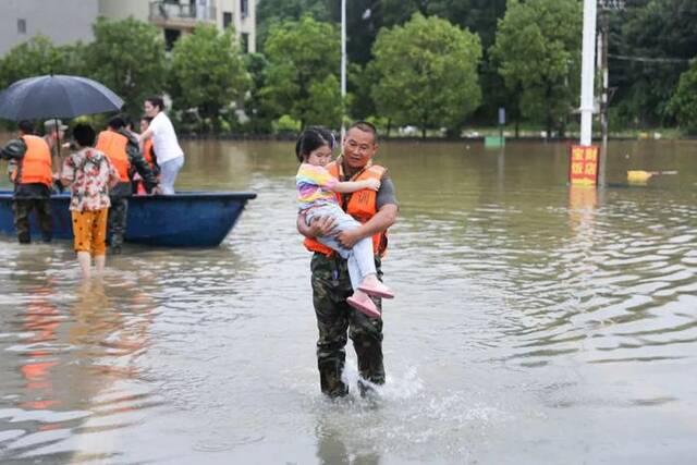 台风“海葵”来袭，人民子弟兵闻令出击！