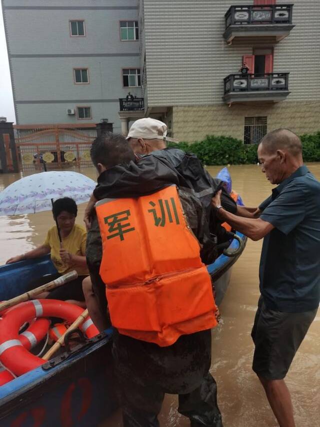 台风“海葵”来袭，人民子弟兵闻令出击！