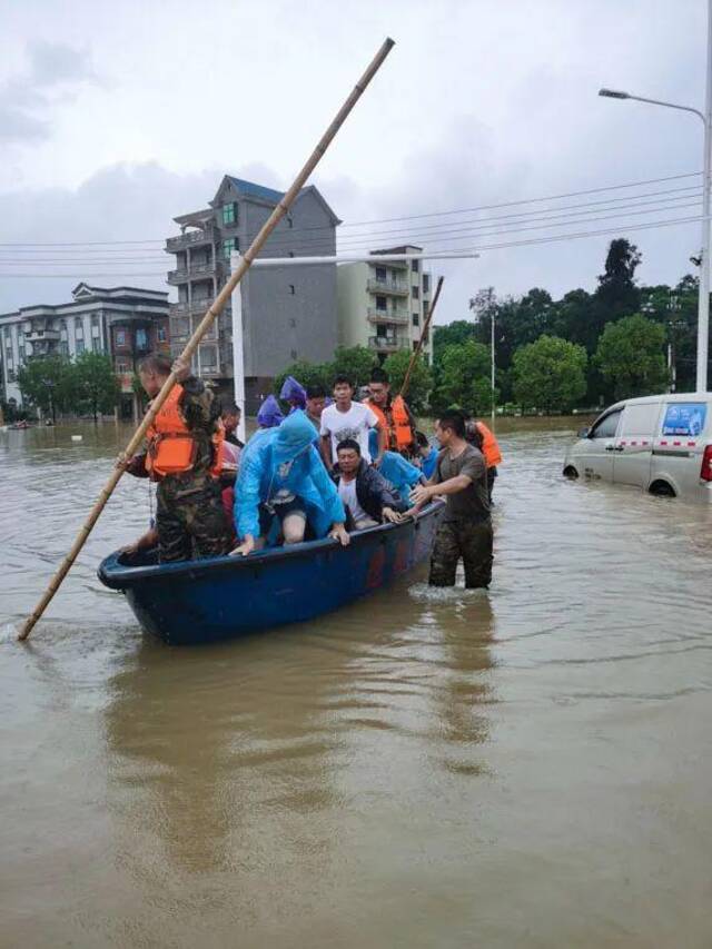 台风“海葵”来袭，人民子弟兵闻令出击！