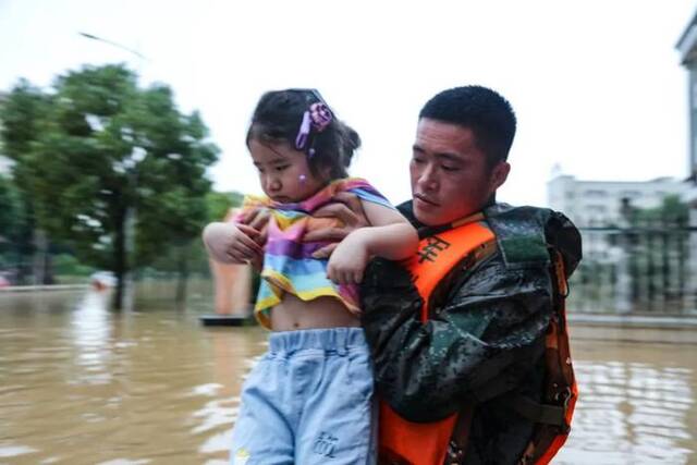 台风“海葵”来袭，人民子弟兵闻令出击！