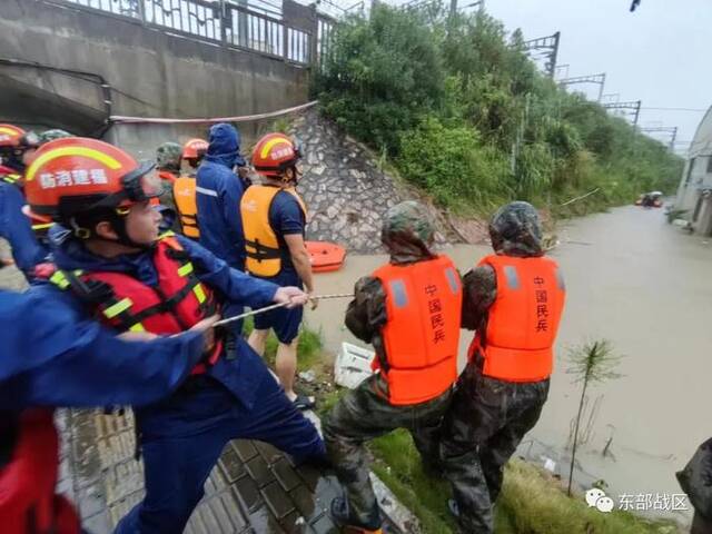 台风“海葵”来袭，人民子弟兵闻令出击！