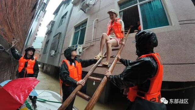 台风“海葵”来袭，人民子弟兵闻令出击！