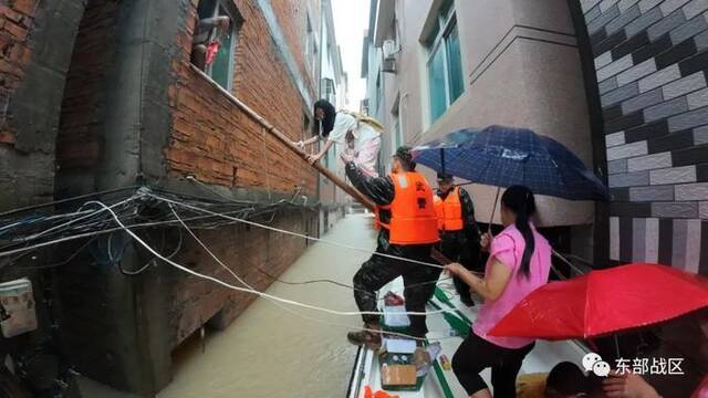 台风“海葵”来袭，人民子弟兵闻令出击！