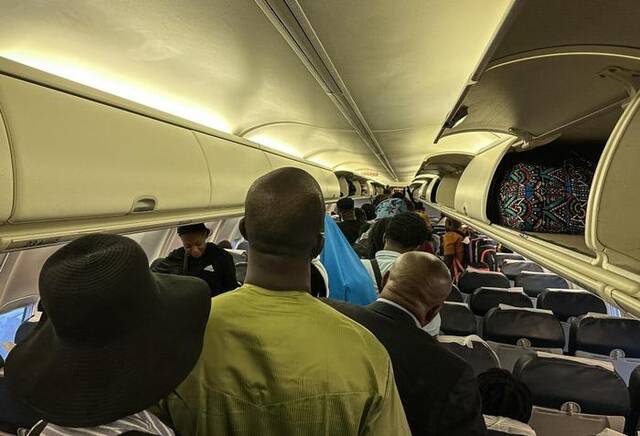 9月6日，在加蓬首都利伯维尔，从多哥洛美乘机抵达利伯维尔国际机场的旅客准备下飞机（手机照片）。新华社记者韩旭摄