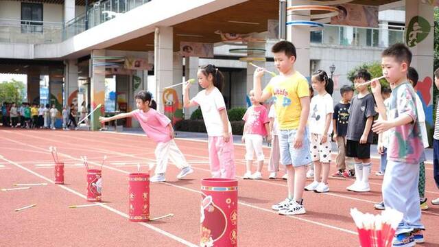 9月6日，杭州市长寿桥小学的素质拓展课上，孩子们正在进行投壶比赛。（图片由长寿桥小学提供）