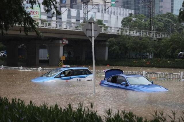 9月8日，深圳市罗湖区深南东路与和平路交叉口积水严重，车辆被淹图/中新图片网