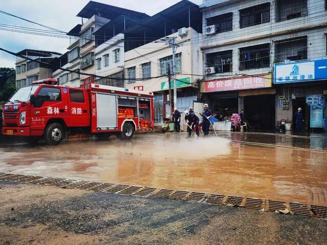 厦门市曙光救援队在梅州市清理路障，排水清淤图/曙光救援队