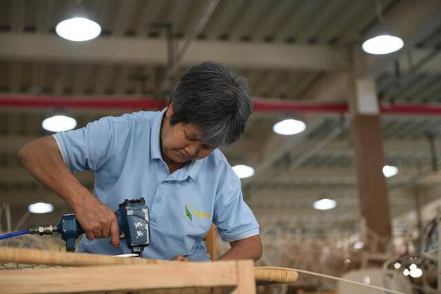 9月7日，在位于汉中市的陕西良顺匠心实业有限公司，工作人员在加工工艺品。新华社记者张曼怡摄