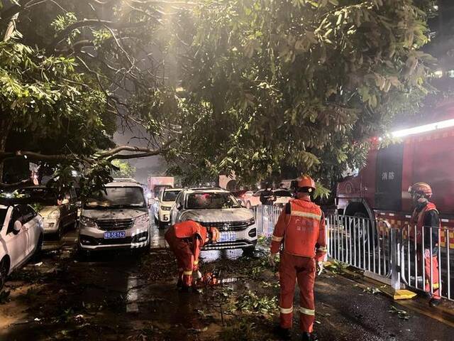 珠三角部分城市大暴雨引发内涝：广东消防进入24小时临战状态，已营救疏散3345人