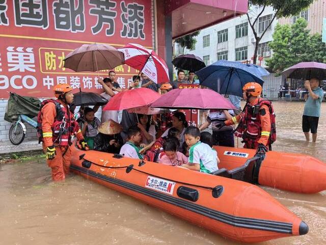 珠三角部分城市大暴雨引发内涝：广东消防进入24小时临战状态，已营救疏散3345人