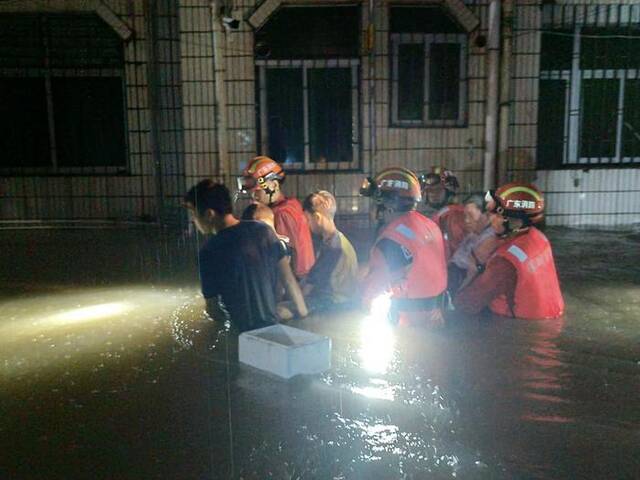 珠三角部分城市大暴雨引发内涝：广东消防进入24小时临战状态，已营救疏散3345人