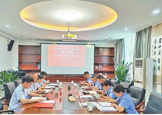 贵州省罗甸县检察院与相关单位联合开展支部联建活动。