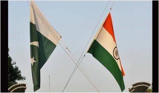 印度（右）和巴基斯坦（左）国旗图：资料