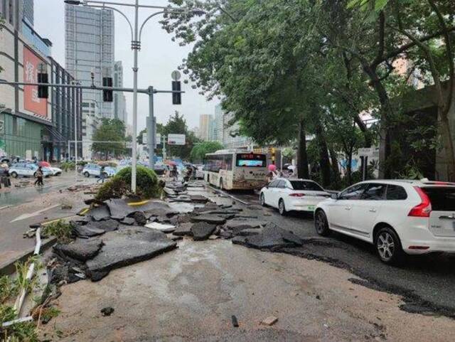 深圳暴雨一夜：有市民被救于主干道，有老板忙于外卖