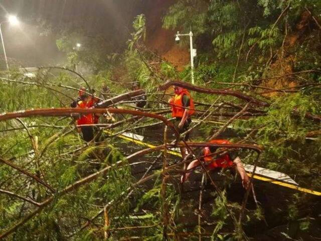 深圳暴雨一夜：有市民被救于主干道，有老板忙于外卖