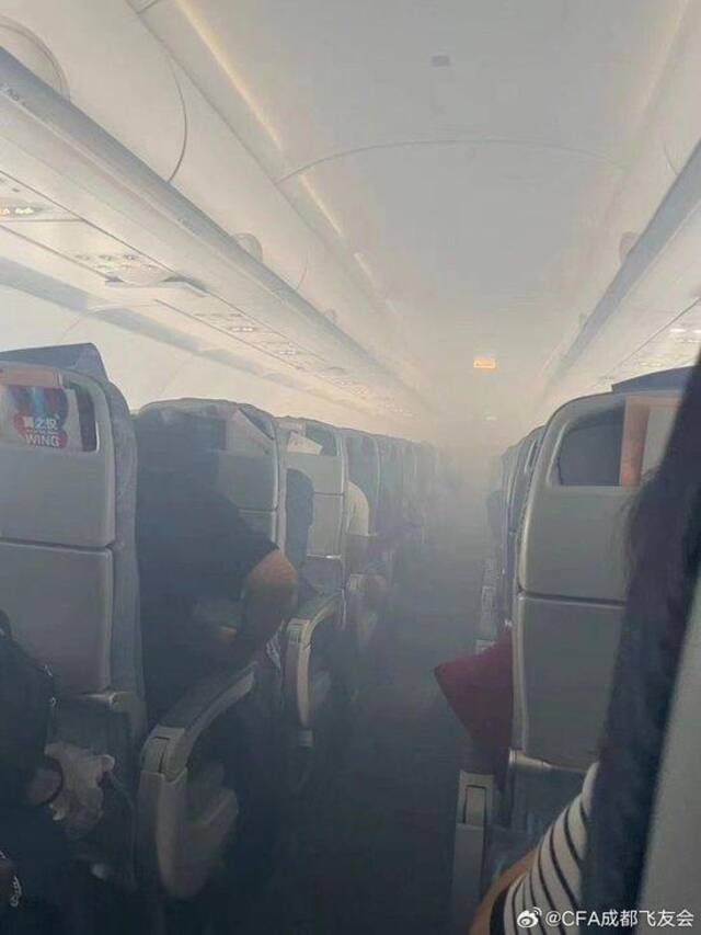 成都飞往新加坡的国航航班紧急降落樟宜机场，疑为左侧发动机起火，机上人员安全撤离
