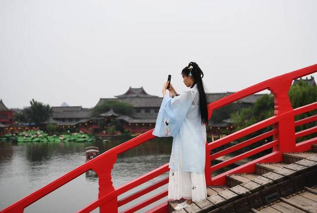 游客在开封清明上河园游览拍照（2023年6月20日摄）。新华社记者张浩然摄