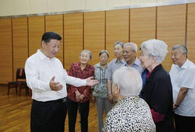 2016年9月9日，习近平总书记在北京市八一学校考察，同母校老教师们亲切交谈。新华社记者鞠鹏摄