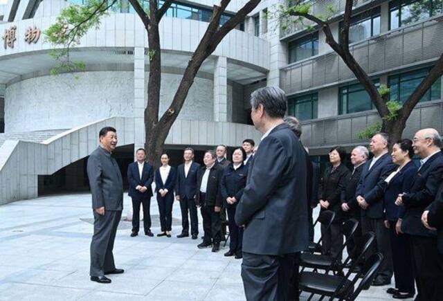 2022年4月25日，习近平总书记在中国人民大学博物馆门前广场上，同老教授、老专家和中青年骨干教师代表亲切交谈。新华社记者谢环驰摄