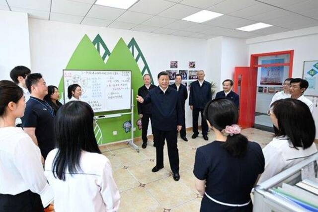 2023年5月31日，习近平总书记在北京育英学校教师办公室同教师们亲切交流。新华社记者申宏摄