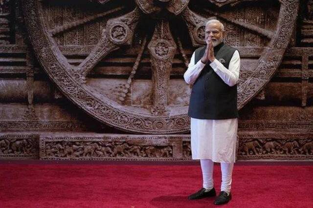 当地时间9月9日，印度新德里，印度总理莫迪在等待迎接G20国家领导人的时候向他们致意图：环球网