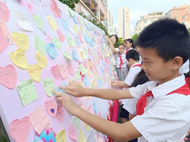 栽花种树育人 师恩永生难忘