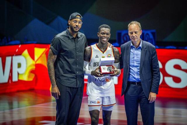 德国男篮球员施罗德领取世界杯MVP奖品图据ICphoto