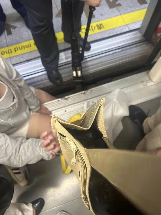 一乘客腿被夹在地铁站台缝隙里，工作人员在施救时使用了扩张器。网络图