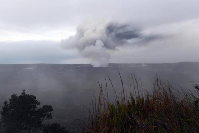 2018年5月10日，在美国夏威夷，火山灰从基拉韦火山喷发出来。新华社记者陶希夷摄