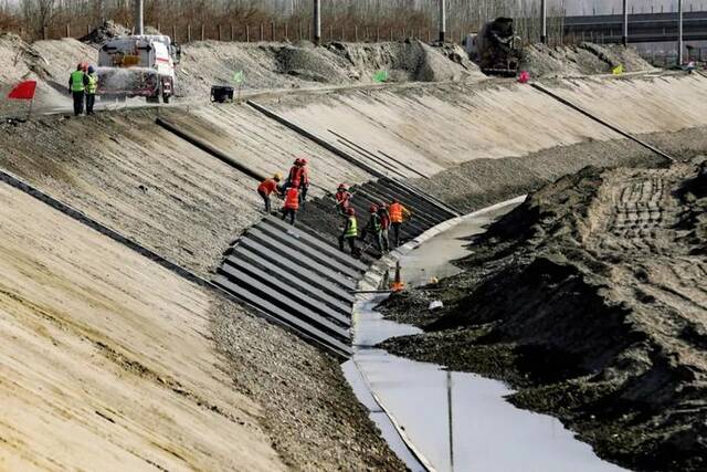 2023年3月4日，新疆阿克苏河阿克苏市库库瓦什防洪工程施工现场。本版图/视觉中国