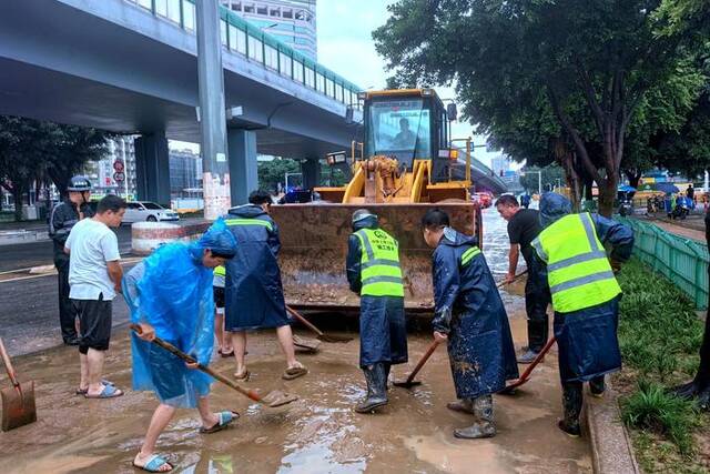 福州滨海快线项目员工清淤除障