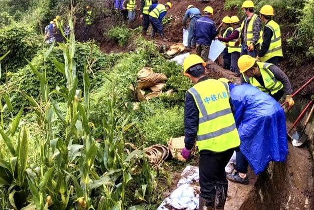 大南高速涉铁项目员工装袋清除溜坍体并堆码外侧挡墙