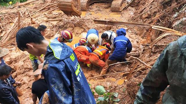 消防救援人员在玉林市福绵区樟木镇富塘村山体滑坡事故现场实施救援。图源：广西消防