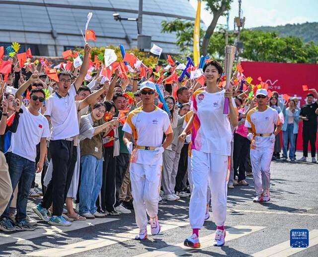 9月12日，火炬手袁心玥在火炬传递中。当日，杭州亚运会火炬在浙江省宁波传递。新华社记者孙非摄