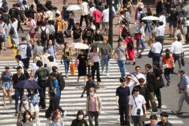 6月29日，人们在日本东京涩谷街头行走。新华社记者张笑宇摄